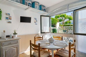 Dining - Studio on La Corniche with Shared Pool, Private Terrace, and Shared Garden (Saint-Palais-sur-Mer)