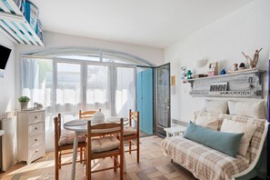 TV, ping pong, stereo - Studio on La Corniche with Shared Pool, Private Terrace, and Shared Garden (Saint-Palais-sur-Mer)