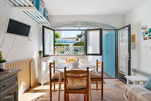 Dining - Studio on La Corniche with Shared Pool, Private Terrace, and Shared Garden (Saint-Palais-sur-Mer)