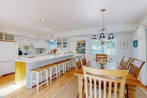 Dining - Cat Hill - Inviting retreat with fireplace, lovely porch, kayaks & firepit (Bethany Beach)