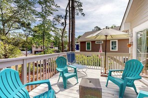 Property grounds - Cat Hill - Inviting retreat with fireplace, lovely porch, kayaks & firepit (Bethany Beach)