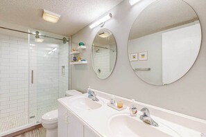 Shower, towels - Cat Hill - Inviting retreat with fireplace, lovely porch, kayaks & firepit (Bethany Beach)
