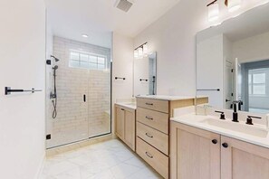 Shower, towels - Bethany Beach Marlin Chase Ultra Luxe with pool, EV charging, pickleball & more (Ocean View)
