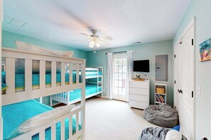 Desk, iron/ironing board, travel cot, WiFi - Town of Bethany Beach designer cottage with water views, alfresco porch & AC (Bethany Beach)