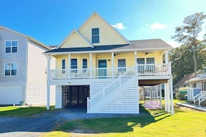 Exterior - Town of Bethany Beach designer cottage with water views, alfresco porch & AC (Bethany Beach)