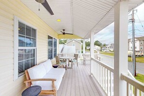 Terrace/patio - Town of Bethany Beach designer cottage with water views, alfresco porch & AC (Bethany Beach)