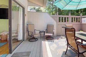 Outdoor dining - Experience fun at Sea Colony Bethany Beach - beach, tennis, & pickleball (Bethany Beach)