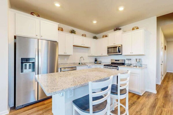 Fridge, microwave, oven, stovetop - Newly remodeled - dog friendly townhome with pools, tennis, washer/dryer & AC (Millville)