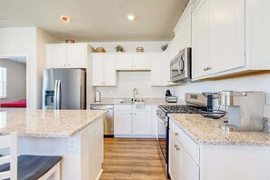 A modern kitchen with white cabinets, stainless steel appliances, and granite countertops. - Newly remodeled - dog friendly townhome with pools, tennis, washer/dryer & AC (Millville)