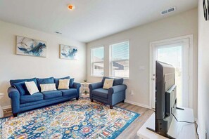 TV, offices - Newly remodeled - dog friendly townhome with pools, tennis, washer/dryer & AC (Millville)