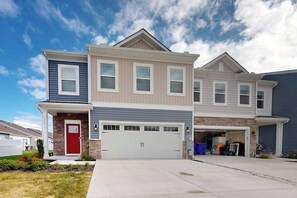 Exterior - Newly remodeled - dog friendly townhome with pools, tennis, washer/dryer & AC (Millville)
