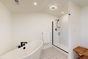 Shower, hair dryer, towels - Completely Renovated South Bethany House, 5- minute walk to beach (Bethany Beach)