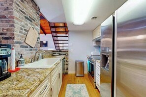 Fridge, microwave, oven, stovetop - Bethany West home with pool & tennis access - wood finishes, balcony, W/D, & AC (Bethany Beach)
