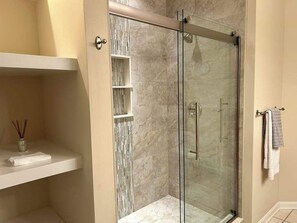 Shower, towels - Bear Trap Dunes first floor condo w/community pool, tennis court & on site golf (Ocean View)