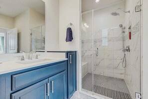 Een douche, een haardroger, handdoeken