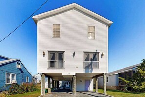 Exterior - Oceanside, Bethany Beach, Spacious house, Next to Town Center. Park 4 cars (Bethany Beach)