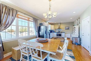 Dining - Oceanside, Bethany Beach, Spacious house, Next to Town Center. Park 4 cars (Bethany Beach)