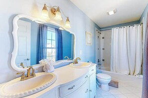 Shower, hair dryer, towels - Oceanside, Bethany Beach, Spacious house, Next to Town Center. Park 4 cars (Bethany Beach)