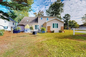 A two-story house with a front yard, a patio with outdoor furniture, and a small shed. - Bethany West house w/shared pool, tennis courts, W/D & free WIFI (Bethany Beach)