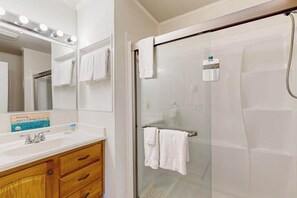 Shower, hair dryer - Bethany West house w/shared pool, tennis courts, W/D & free WIFI (Bethany Beach)