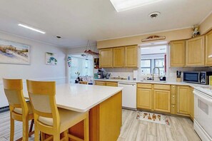 Fridge, microwave, oven, stovetop - Bethany West house w/shared pool, tennis courts, W/D & free WIFI (Bethany Beach)