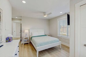 Travel cot, WiFi, bed sheets - Spacious pet friendly waterfront house w/deck, patio, balcony & gas grill (Bethany Beach)