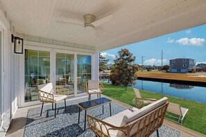 Terrace/patio - Spacious pet friendly waterfront house w/deck, patio, balcony & gas grill (Bethany Beach)