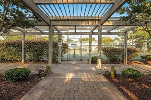 Property grounds - Mallard Lakes townhouse in peaceful community with pool, hot tub, fishing pier (Selbyville)