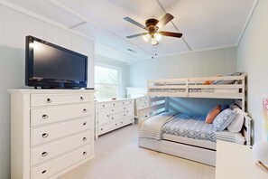 Schreibtisch, Bügeleisen/Bügelbrett, Reisekinderbett, WLAN