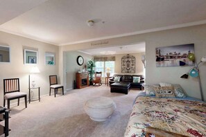 Iron/ironing board, WiFi, bed sheets - South Hampton 3-level spacious home with shared pool, balcony & free WIFI (Ocean View)