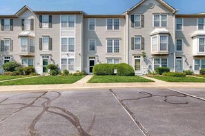 A row of townhouses with a parking lot in front. - South Hampton 3-level spacious home with shared pool, balcony & free WIFI (Ocean View)