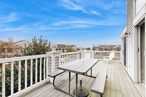 Outdoor dining - Bay view condo with screened porch, pickleball, on-site golf and shared pool (Ocean View)