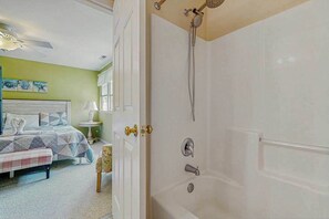 Shower, towels - Townhomes of Providence spacious townhouse w/shared pool, patio & grill (Ocean View)