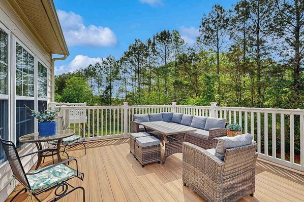 Outdoor dining - Townhomes of Providence spacious townhouse w/shared pool, patio & grill (Ocean View)