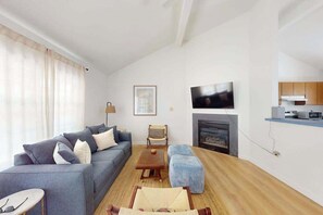 TV, offices - Peaceful single family home with shared pool and sports courts access (Frankford)