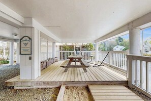 Outdoor dining - Bahama Beach Cottages house w/deck, balcony, close to beach & restaurants (Bethany Beach)