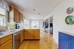 Fridge, microwave, oven, stovetop - Bahama Beach Cottages house w/deck, balcony, close to beach & restaurants (Bethany Beach)