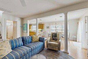 TV, fireplace, DVD player, offices - Bahama Beach Cottages house w/deck, balcony, close to beach & restaurants (Bethany Beach)