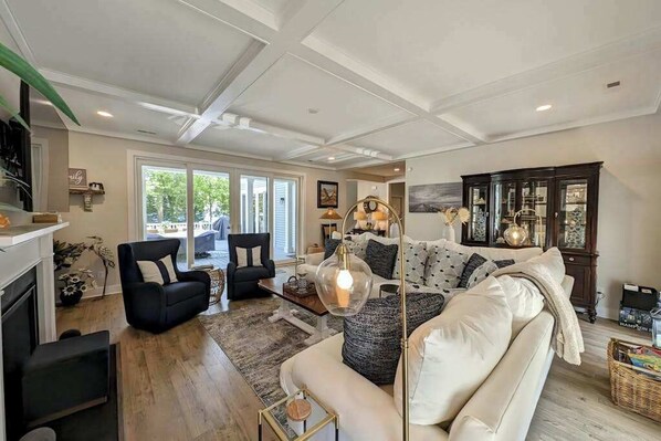 TV, fireplace, DVD player, offices - Town of Bethany Beach house w/private pool, hot tub, games, deck, grill (Bethany Beach)