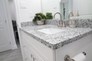 Bathroom - 2-bedroom apartment in pleasant Houston with AC for your stay (Houston)