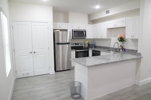 Private kitchen - 2-bedroom apartment in pleasant Houston with AC for your stay (Houston)