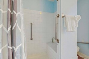 Shower, hair dryer, towels - South Hampton house with shared community pool & tennis courts (Ocean View)