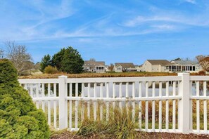 Property grounds - South Hampton house with shared community pool & tennis courts (Ocean View)