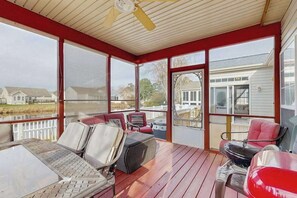 Outdoor dining - South Hampton house with shared community pool & tennis courts (Ocean View)