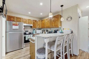 Fridge, microwave, oven, stovetop - Mallard Lakes townhouse w/community pool, tennis & basketball court (Selbyville)