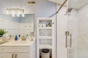 Shower, hair dryer, towels - Sea Colony 2nd floor condo with pools, tennis/pickle ball courts, fitness center (Bethany Beach)