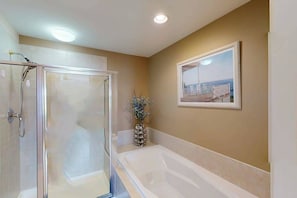 Shower, towels - Bayville Shores townhome with fabulous resort amenities, deck, balcony (Selbyville)