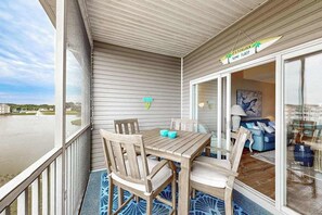 Outdoor dining - Bethany Bay 3rd floor condo w/pool, hot tub, tennis court, on-site golf (Ocean View)