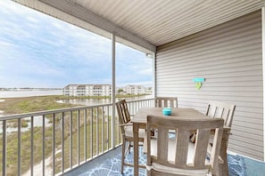 Outdoor dining - Bethany Bay 3rd floor condo w/pool, hot tub, tennis court, on-site golf (Ocean View)
