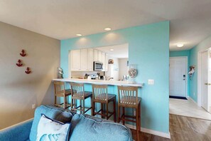 TV, fireplace, offices - Bethany Bay 3rd floor condo w/pool, hot tub, tennis court, on-site golf (Ocean View)
